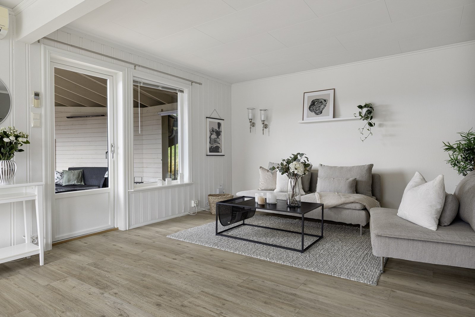 Frå stove er det tilkomst ut til triveleg overbygd terrasse. Galleribilde