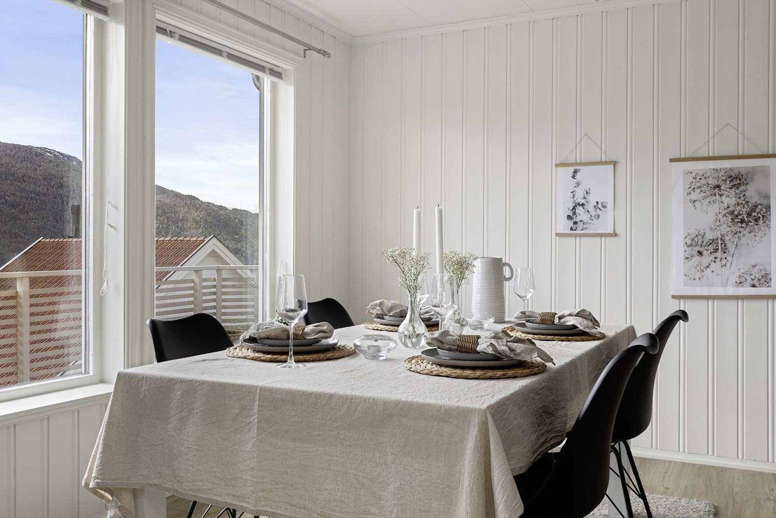 Stova byr på rom for møblering av romsleg spisebord - ein fin plass å samle heile familien til middag! Galleribilde