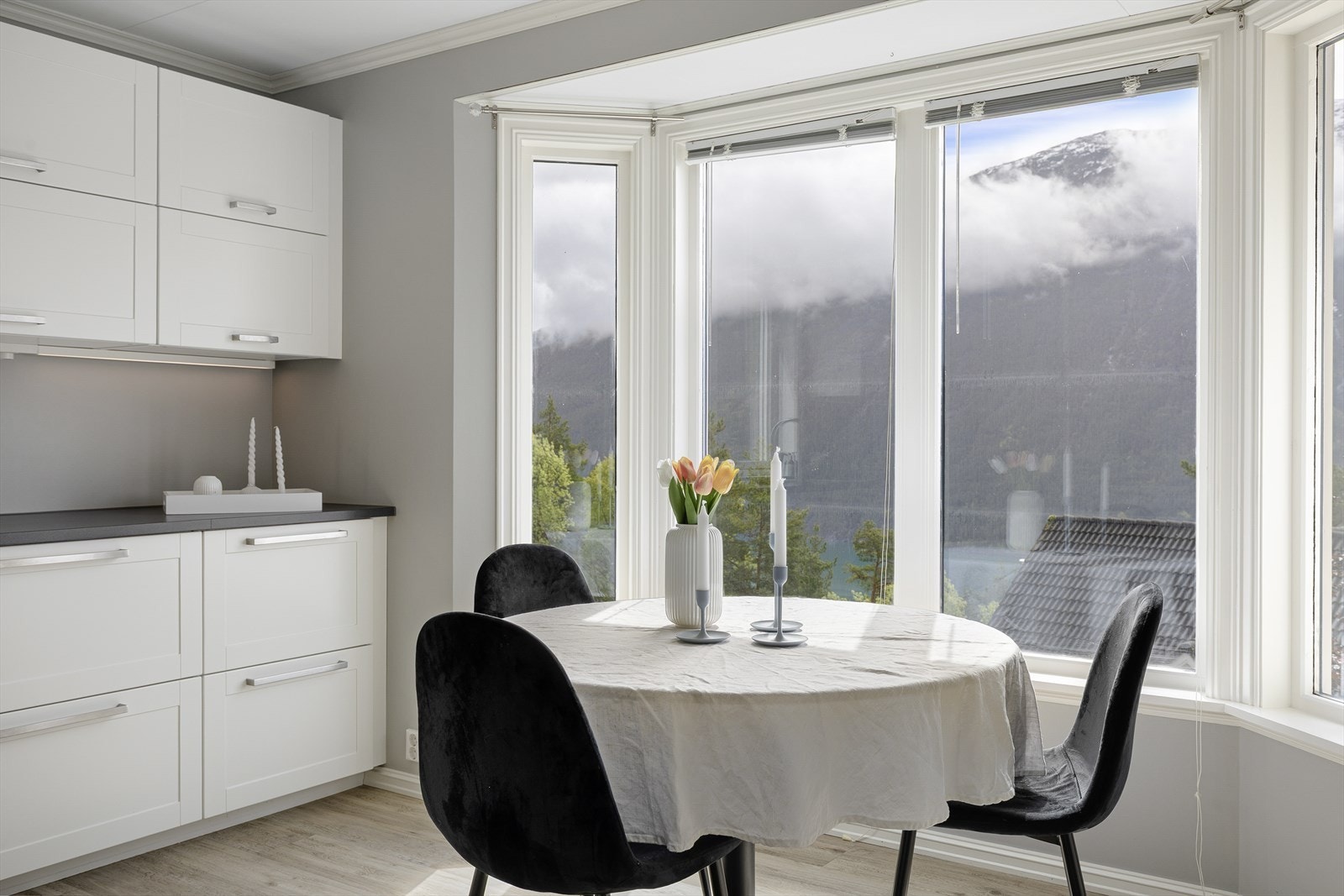 Frå kjøkenet har ein flott utsikt over Storehogen og Eidsfjorden. Galleribilde