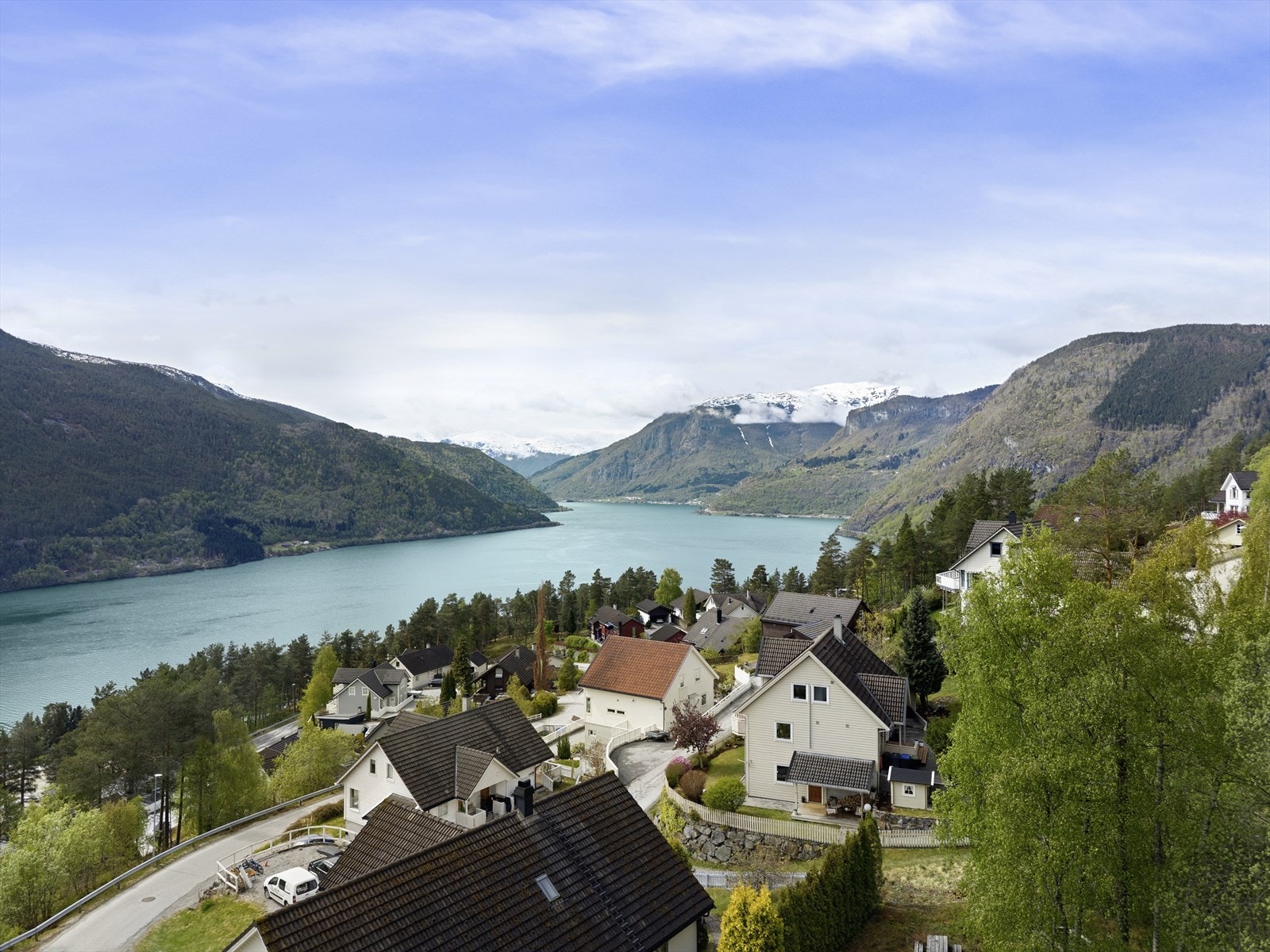 Her bur du høgt og fritt i eit roleg og etablert nabolag, med gode solforhold og fantastisk utsikt! Galleribilde