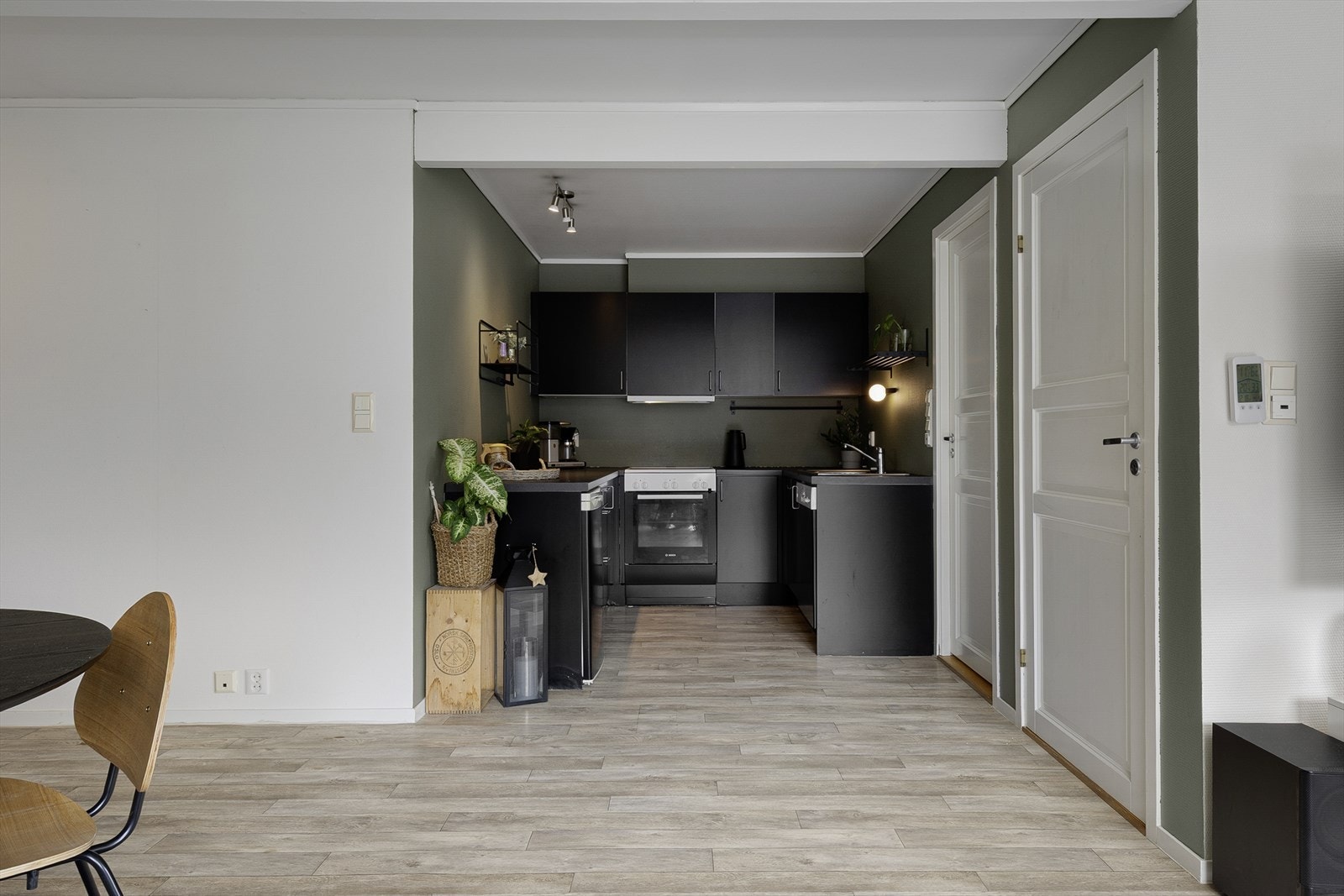 Kjøken med glatte frontar og benkeplate av laminat. Galleribilde