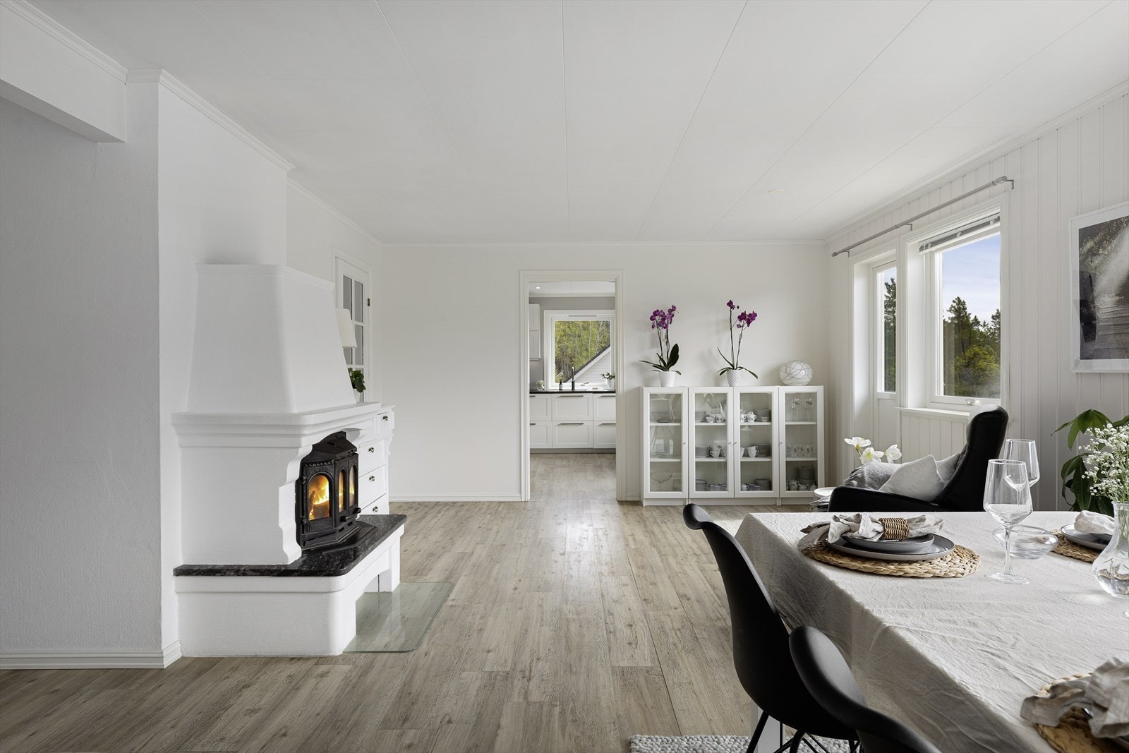 Som varmekjelde er det vedomn og varmepumpe i stova. Galleribilde