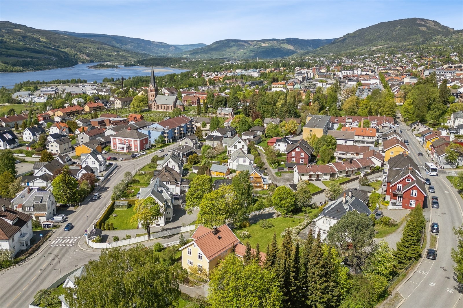 På tur mot sentrum passerer man både Lillehammer kirke og Søndre Park. Galleribilde