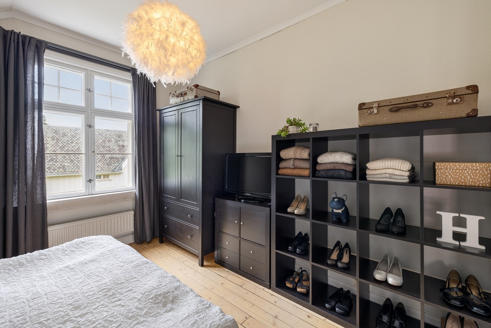 Soverom 1 har god plass til både seng og ulike oppbevaringsløsninger. Galleribilde