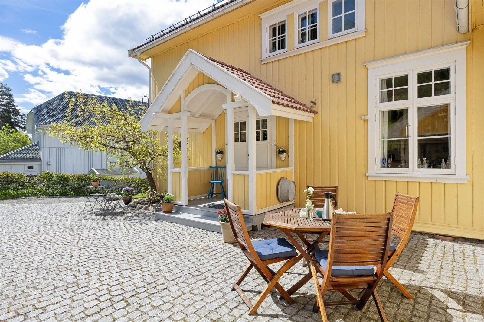 Eiendommen har flere fine uteplasser hvor en kan følge solen fra morgen til kveld og sitte usjenert fra bylivet. Galleribilde
