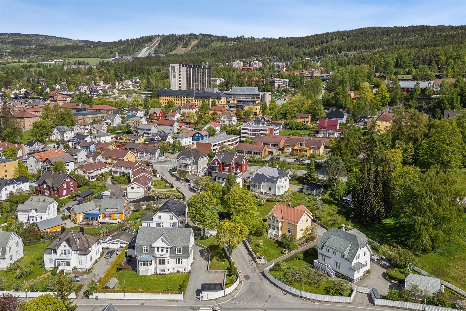 Fine turområder også oppover forbi Maihaugen med lysløype, turstier og sykkelveier innover i marka. Galleribilde