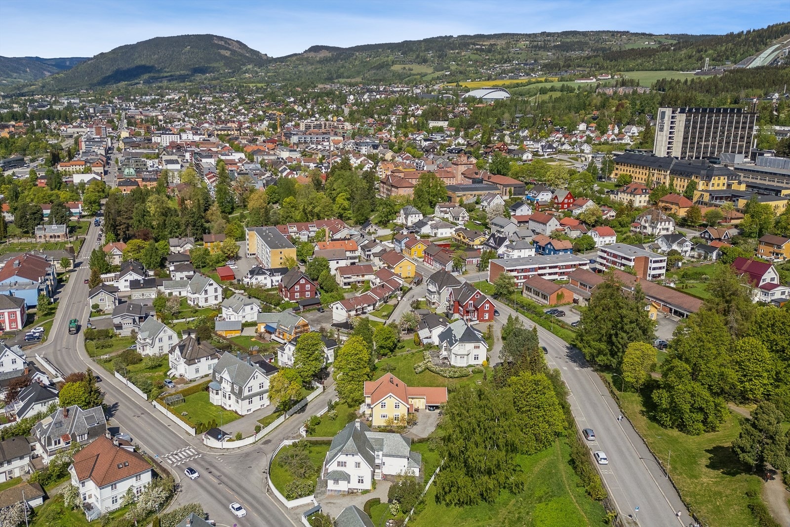 Det tar ca. 10 minutter å gå til sentrum med alt av bymessige fasiliteter og servicetilbud, en mengde butikker, flere kafeer, gode restauranter og et levende uteliv. Galleribilde