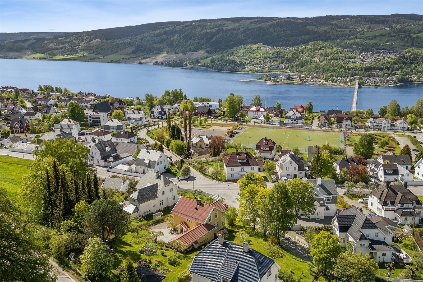 Det er kort gangvei til Sportsplassen som har både kunstgressbane, sandvolleyballbane, basketbaner, skatepark, lekeplass, løpebane mm. Galleribilde