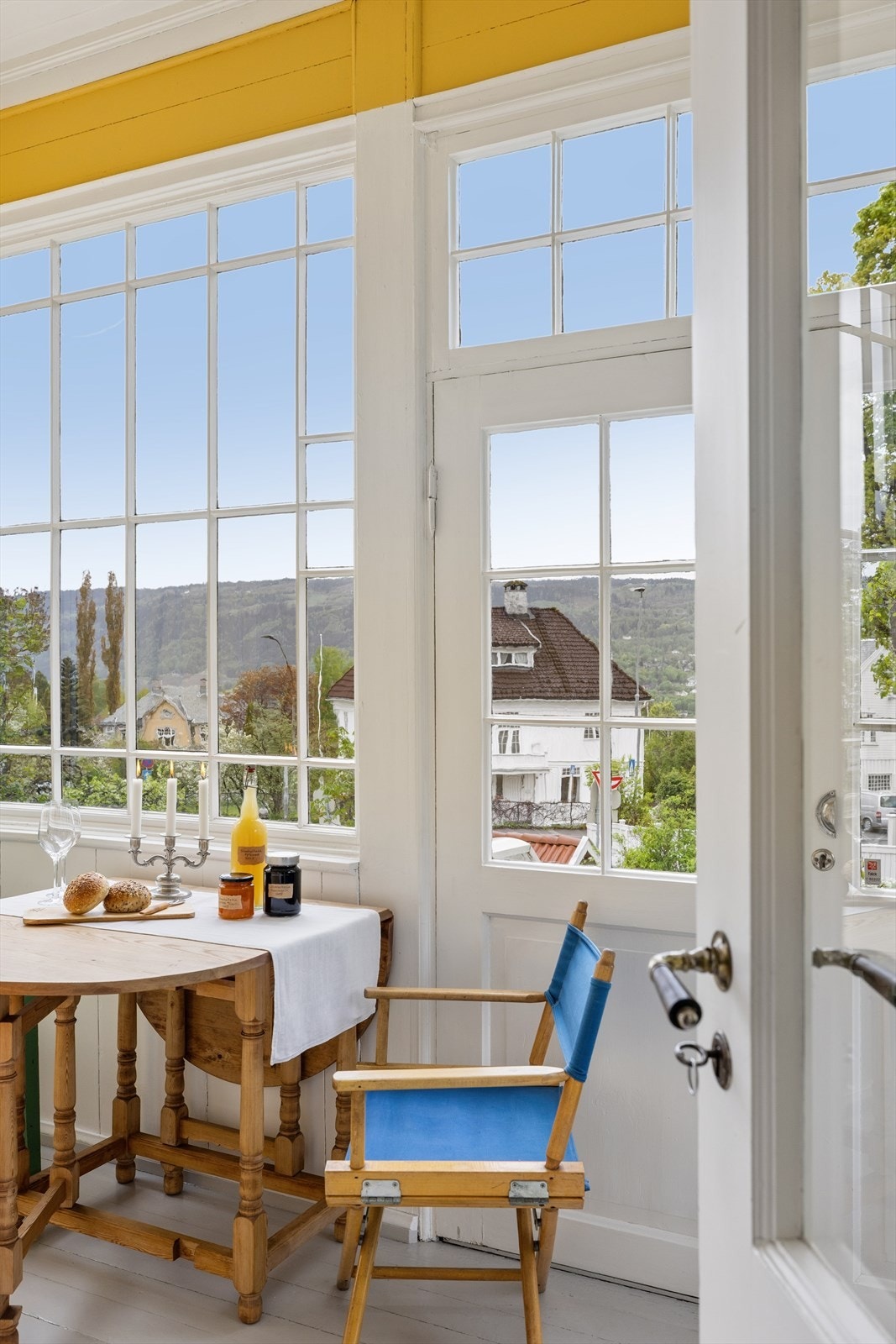 Et perfekt overgangsrom mellom inne og ute, med store sprossevinduer. Galleribilde