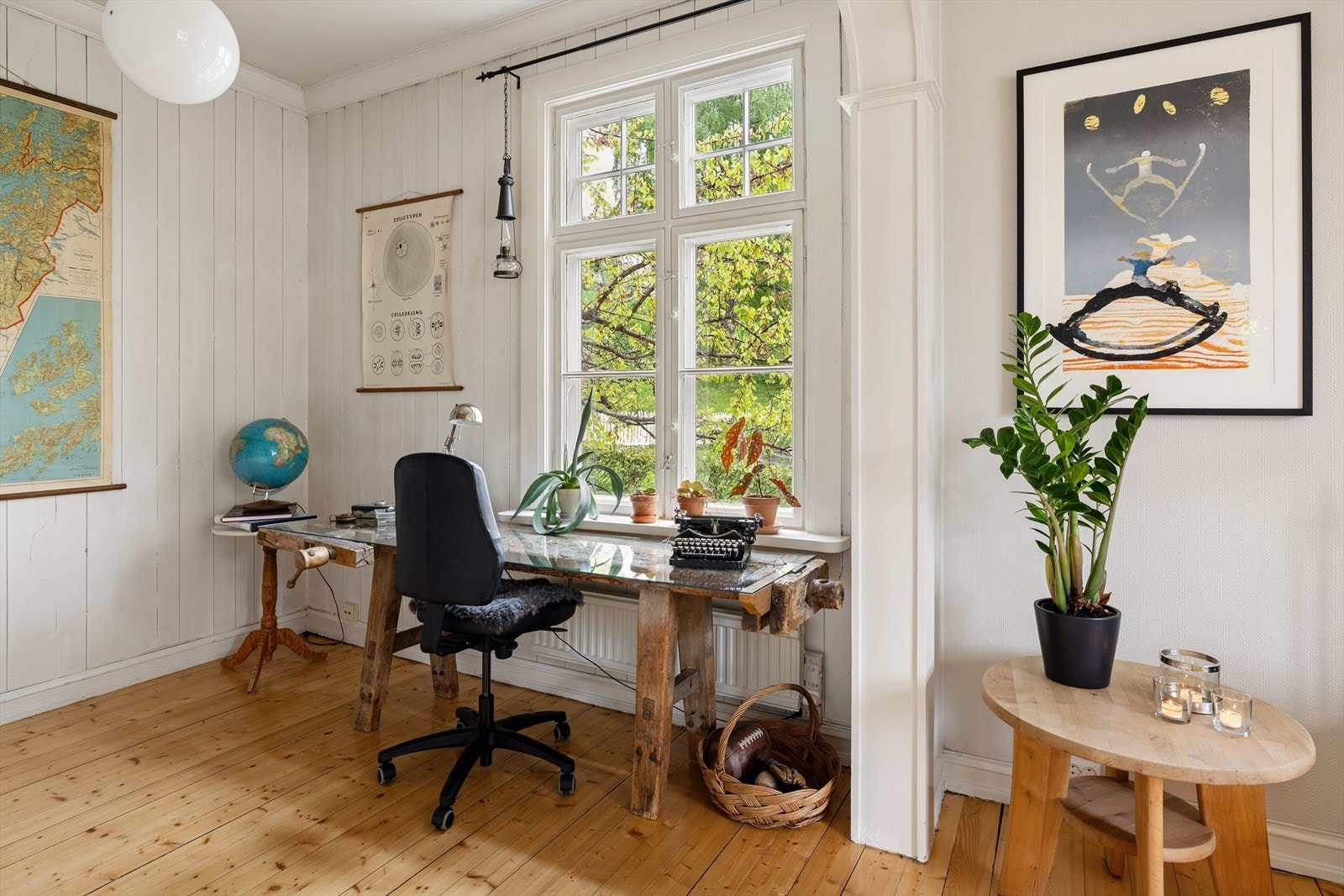 Et lyst og trivelig rom med panel på veggene og lune tregulv. Galleribilde