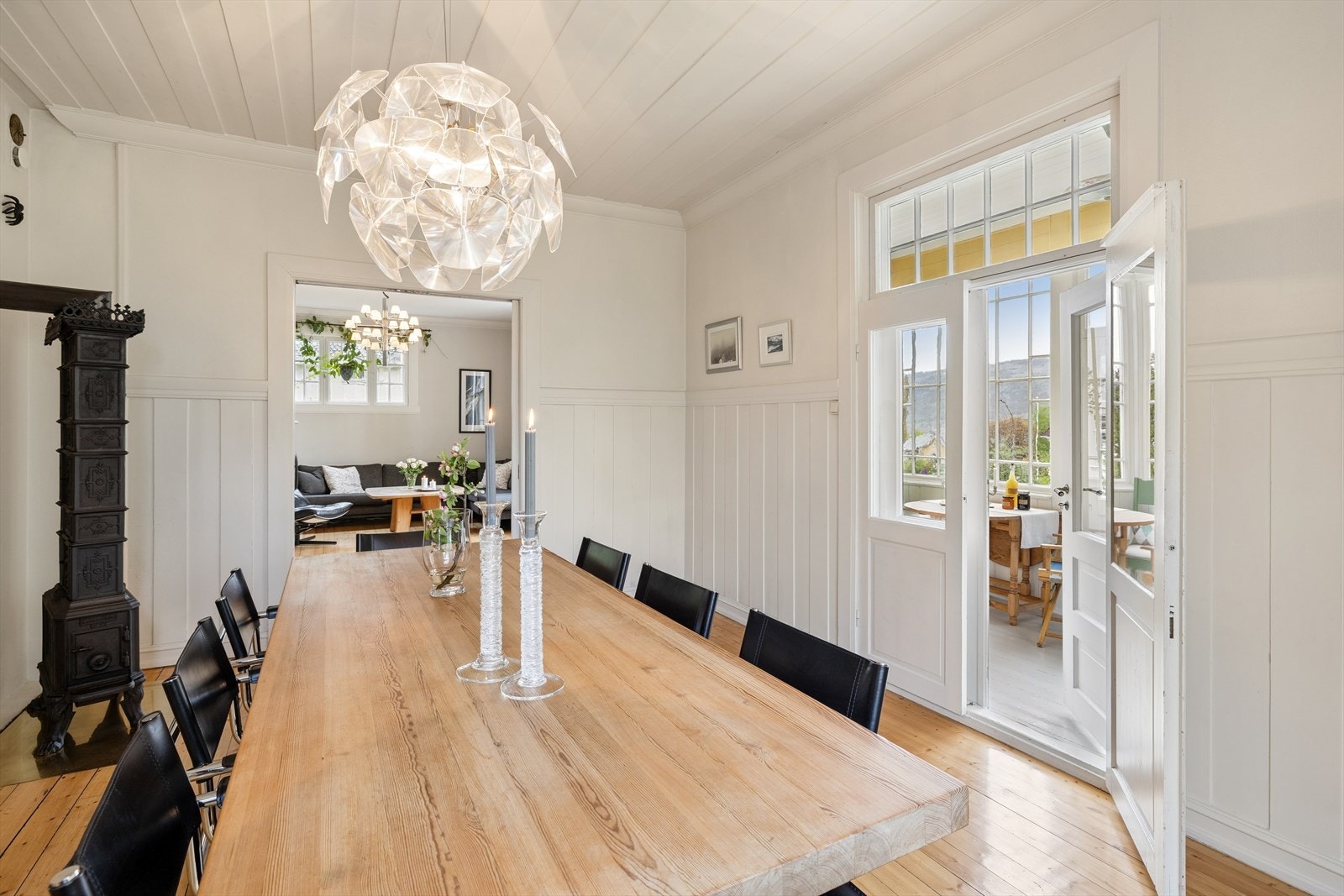 Fra spisestuen er det utgang til en innglasset uteplass som forlenger sesongen. Galleribilde