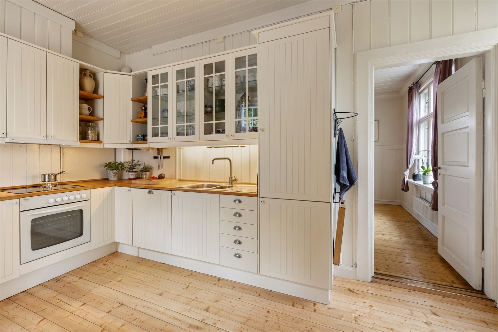 Kjøkkeninnredning med profilerte fronter og benkeplate i heltre. Galleribilde