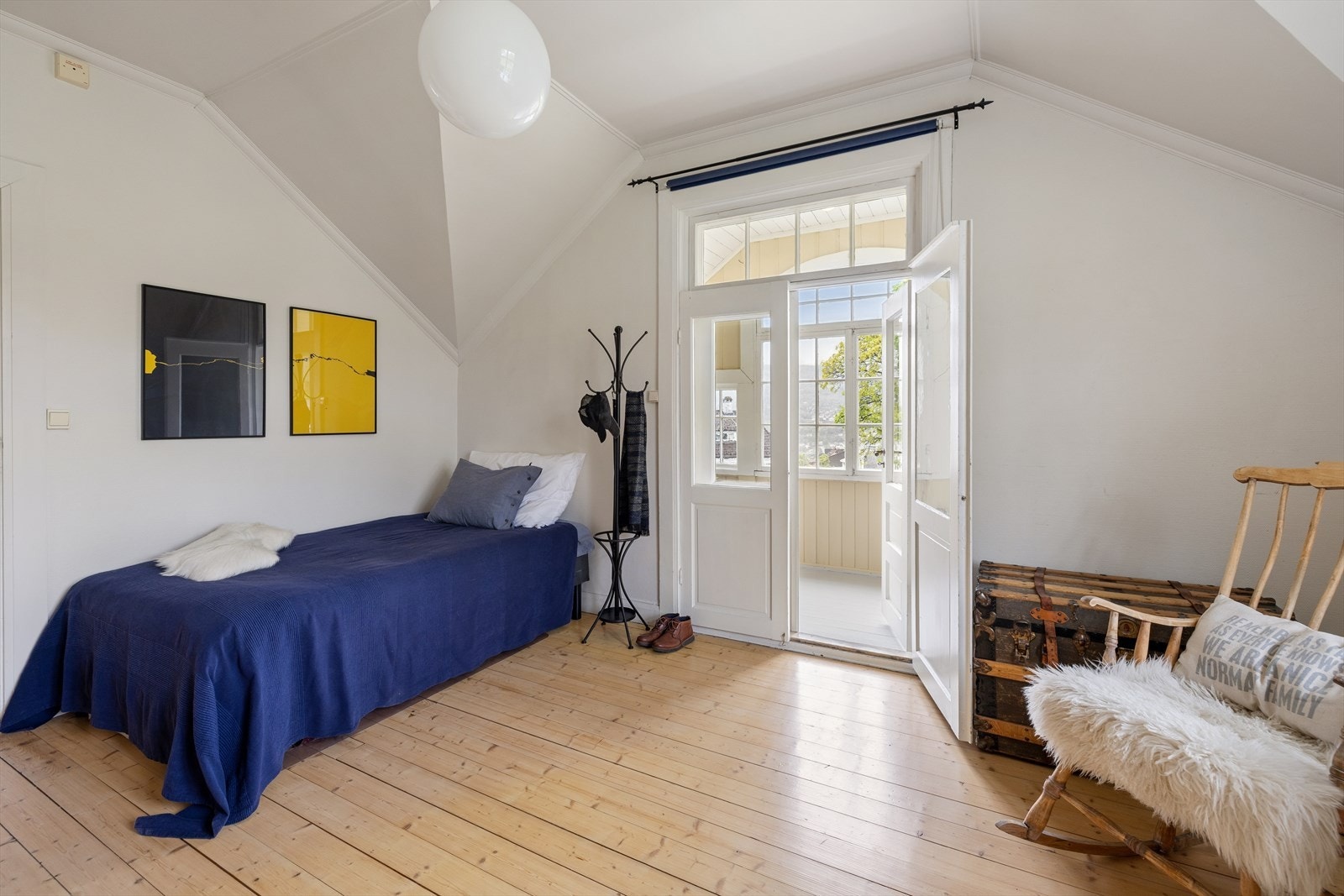Utgangen til verandaen gir ekstra lys og en fin romfølelse. Galleribilde