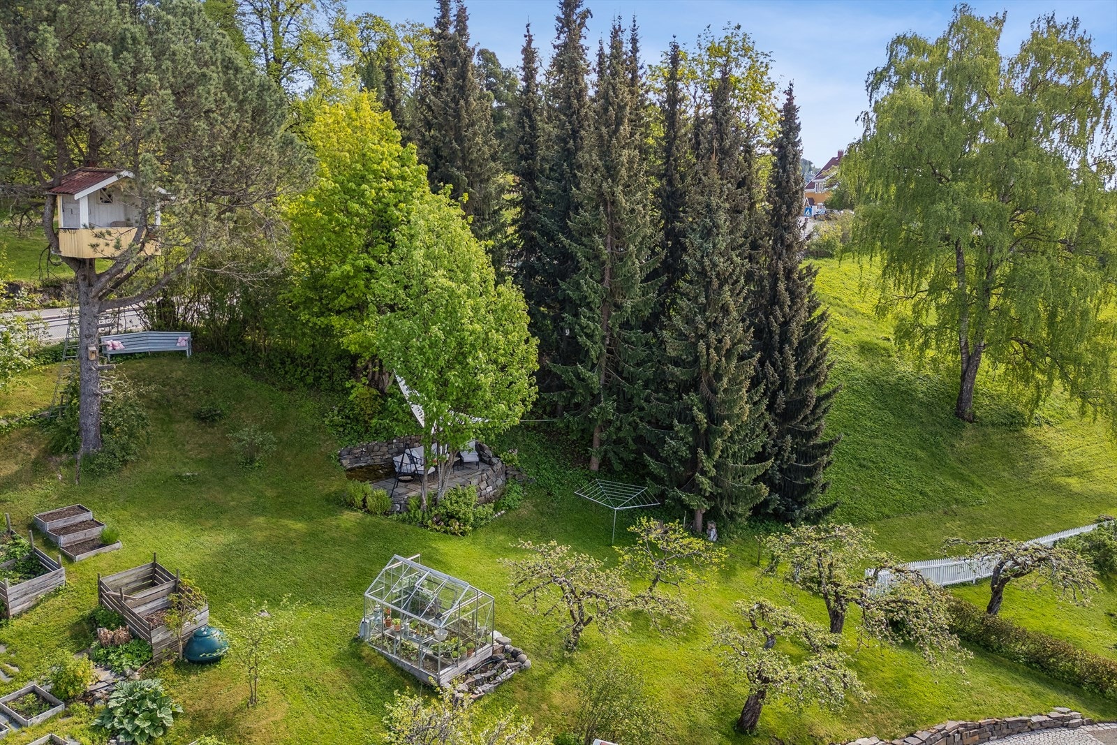 I et stort tre på eiendommen er det bygget en liten tretopphytte med adkomst via trestige. Galleribilde