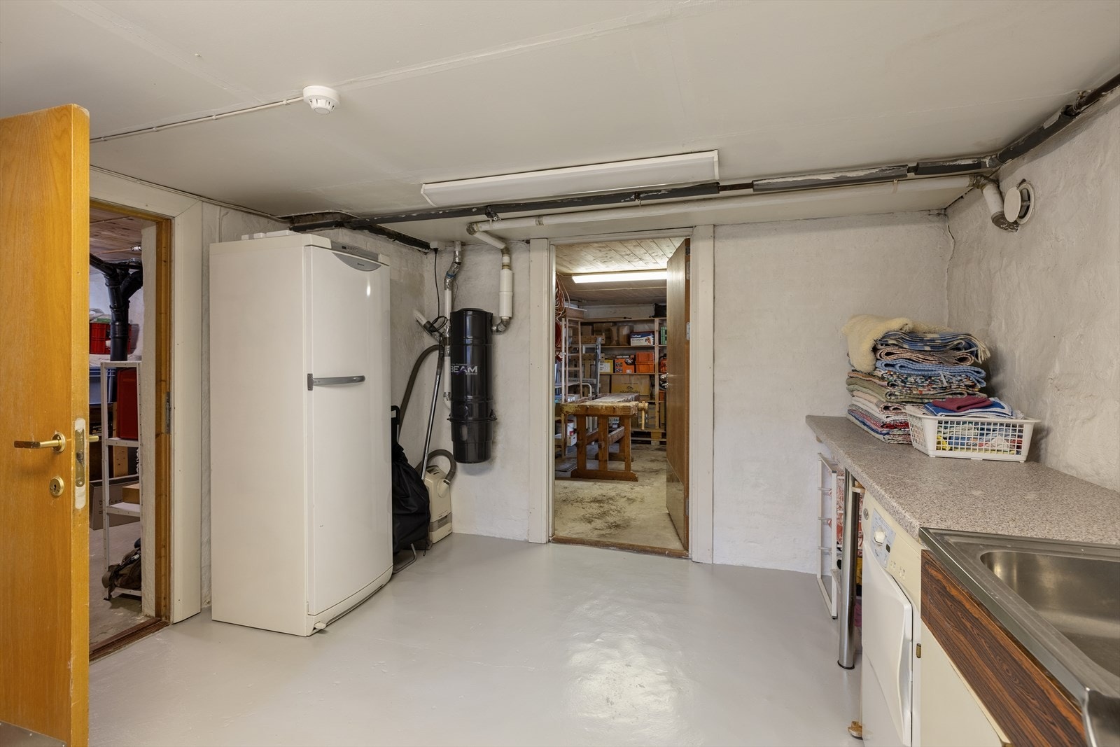 Kjelleren inneholder en romslig bod/vaskekjeller og flere lagringsrom. Galleribilde