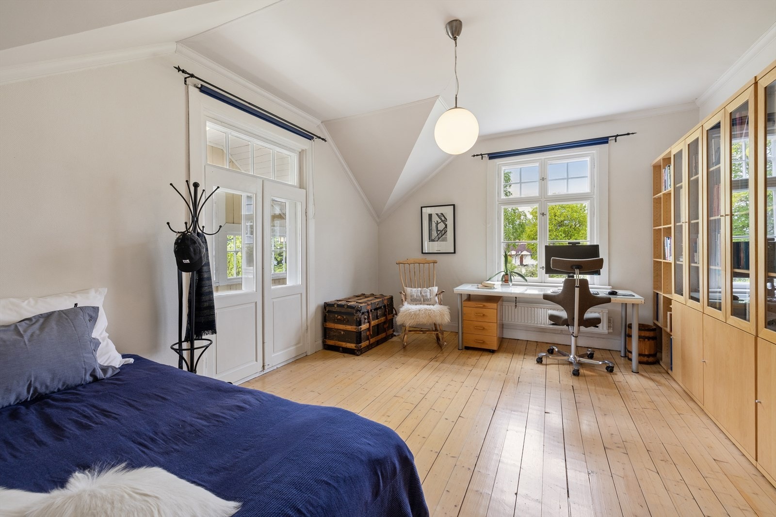 Ett av soverommene i andre etasje har direkte utgang til en innglasset veranda. Galleribilde