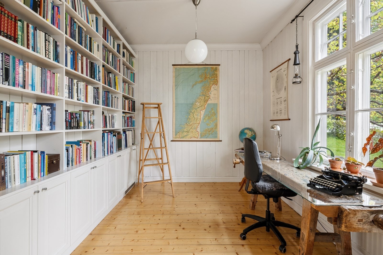 Hyller i rommet gir rikelig med oppbevaringsplass og karakter til rommet. Galleribilde
