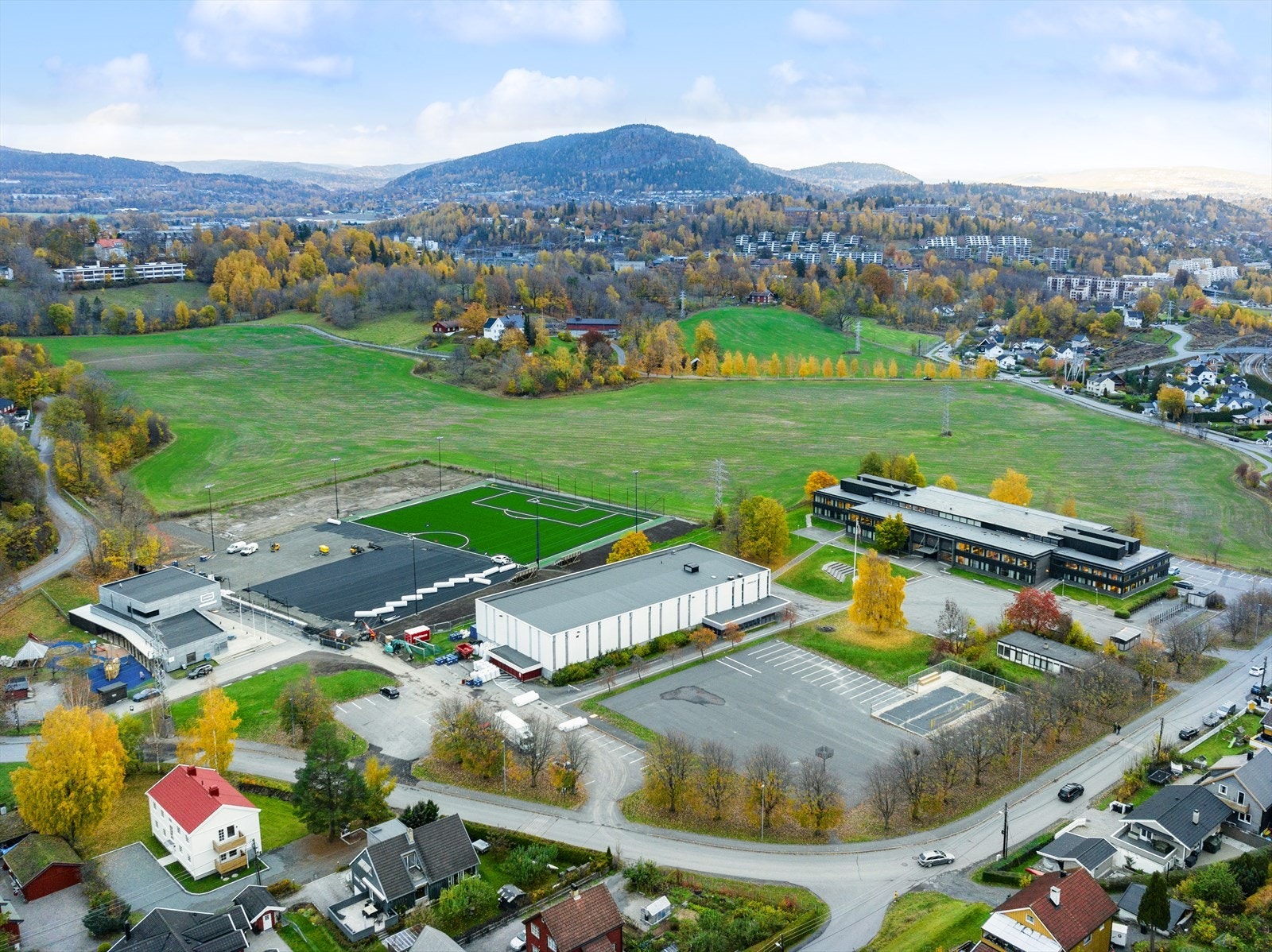 Kort vei til Bjørnegård ungdomsskole og idrettsanlegg. Galleribilde