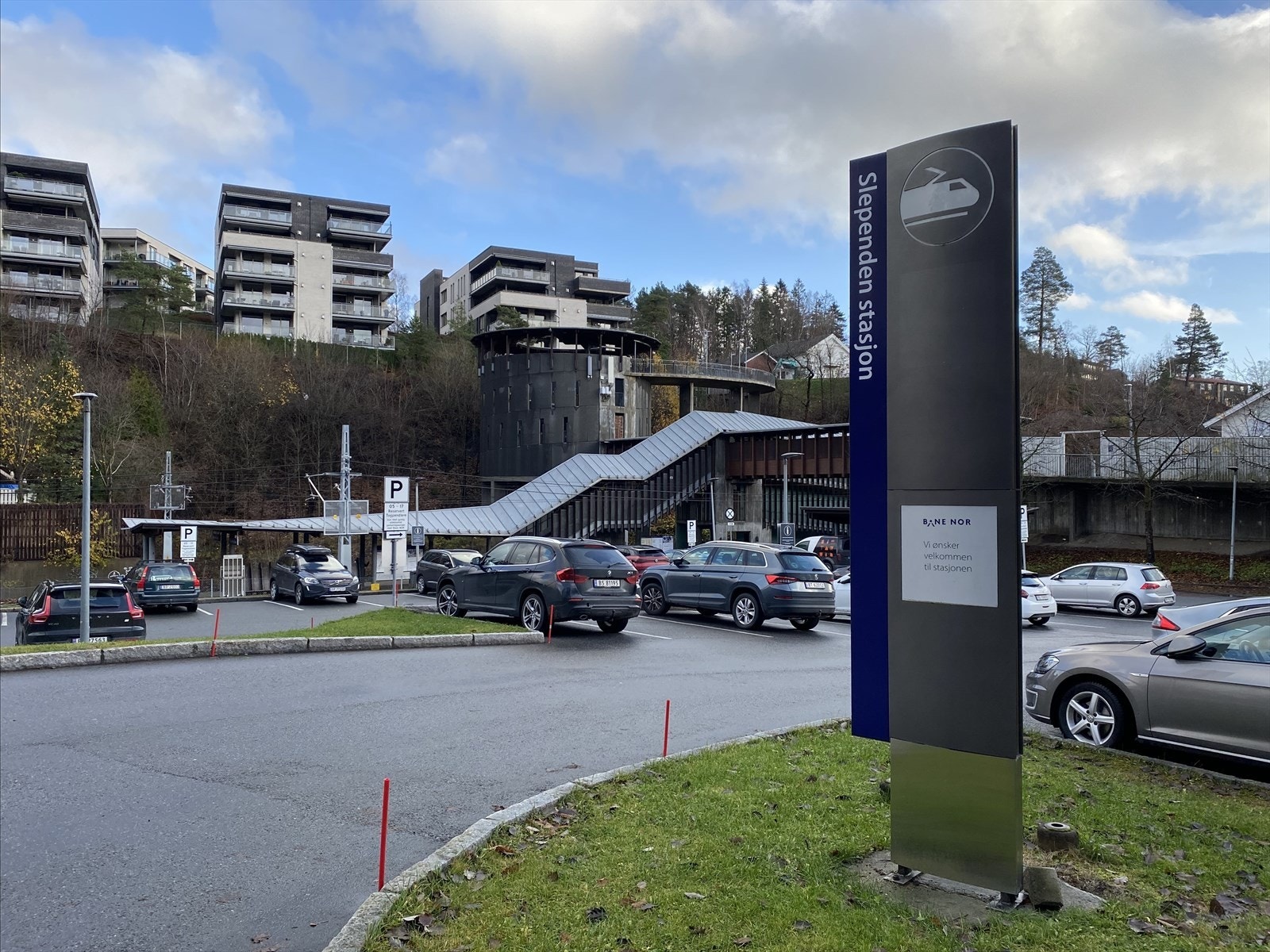 Fra boligen er det kun en kort spasertur til Slependen togstasjon. Galleribilde