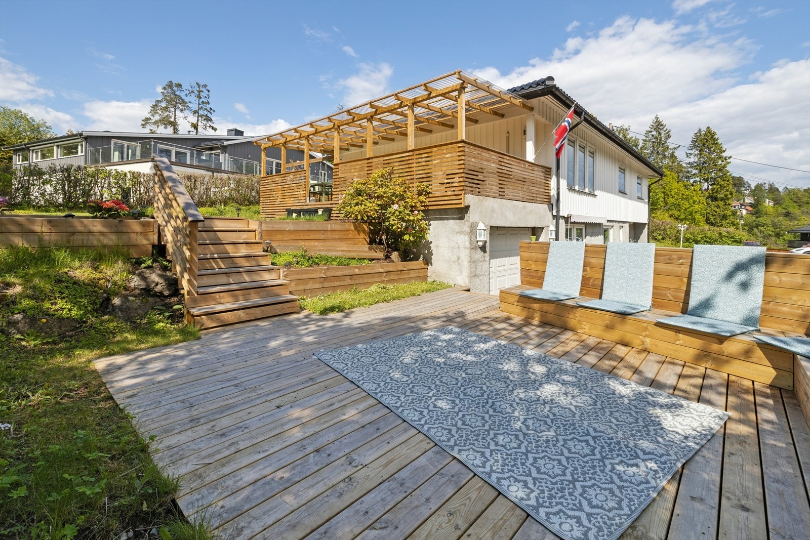 Hyggelig platting med sittegruppe og fin tilknytning til terrassen og den solrike hagen. Galleribilde