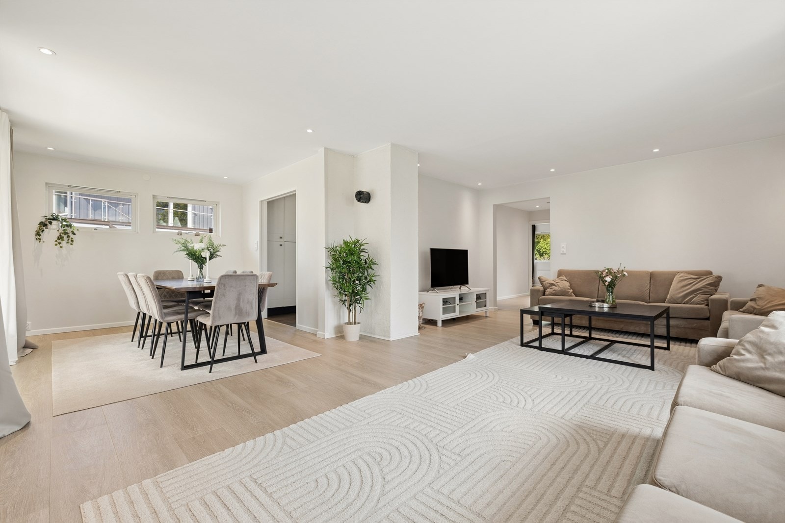 Velkommen til en stor og åpen stue med gode møbleringsmuligheter og plass til flere sittegrupper og sosiale soner. Galleribilde