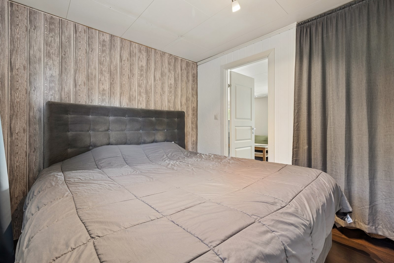 Rom innredet som soverom. Rommet har god plass til stor dobbelseng. Galleribilde