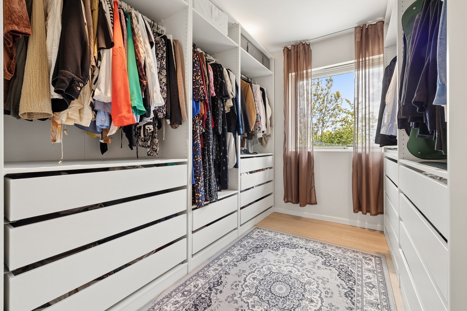 Et av soverommene benyttes i dag som Walk-in closet. Det store vinduet slipper inn rikelig med naturlig lys. Galleribilde
