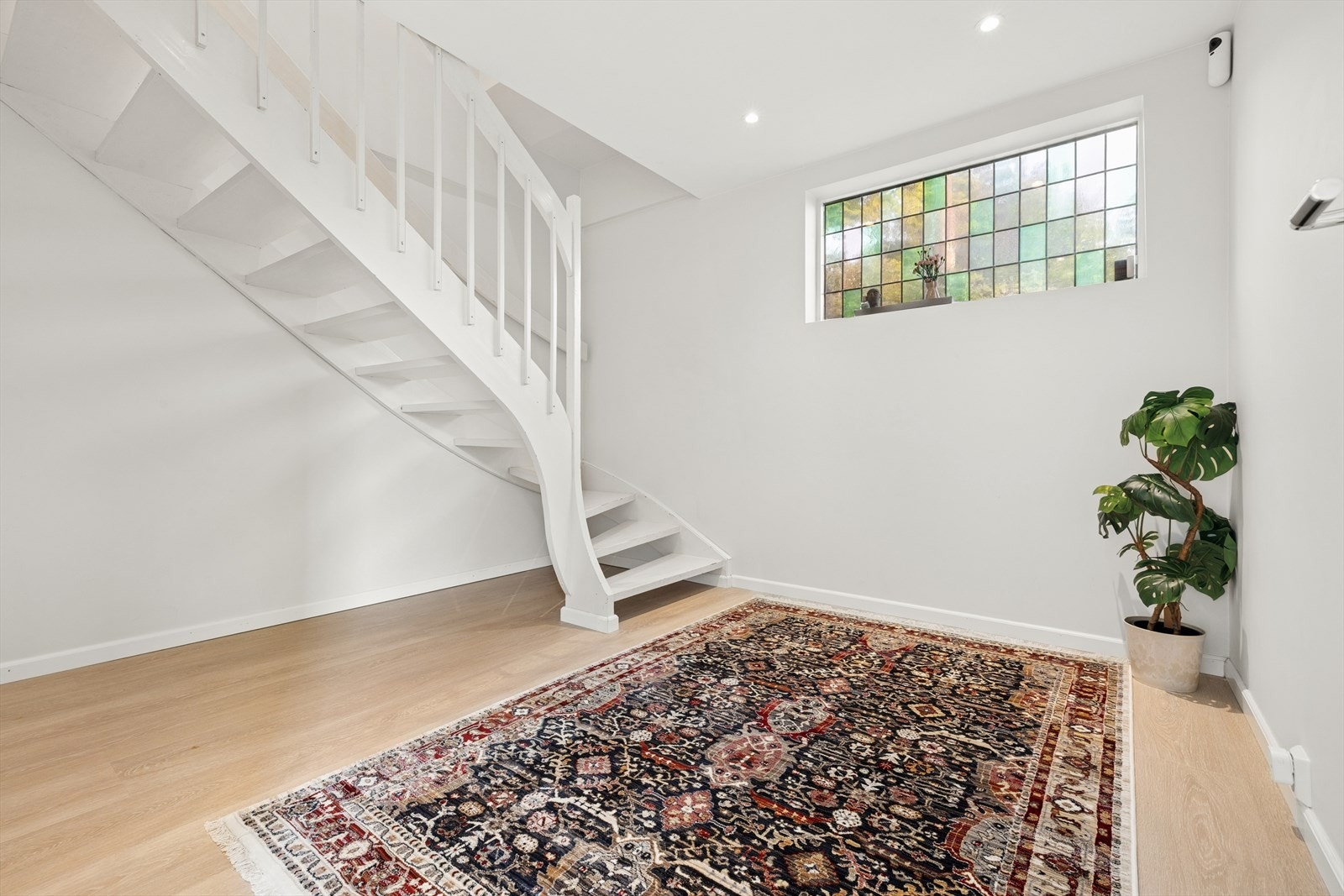 Velkommen inn i en åpen og luftig hall med god plass til garderobeløsning. Galleribilde