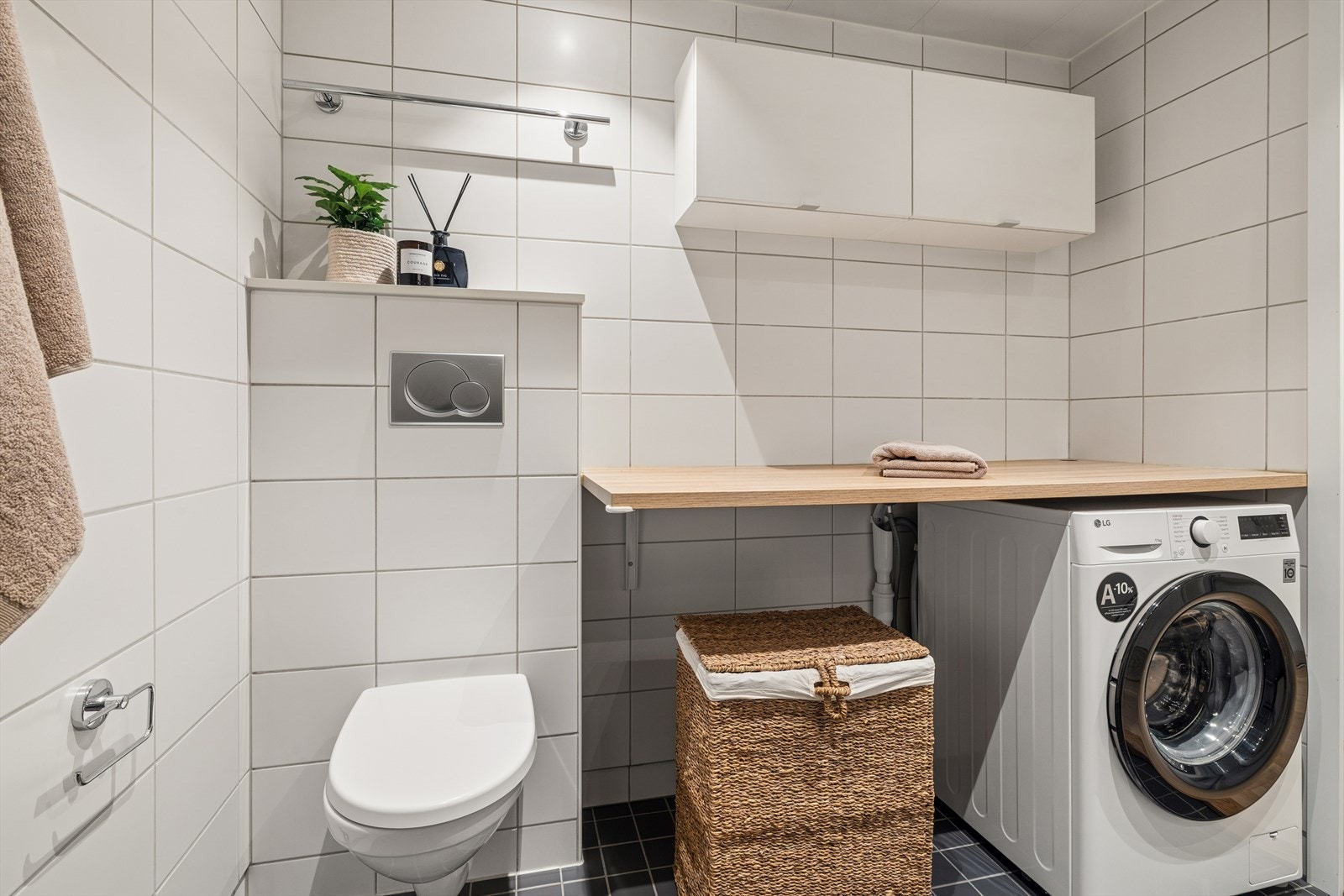 Badet har opplegg for vaskemaskin og mekanisk avtrekk for god ventilasjon. Galleribilde