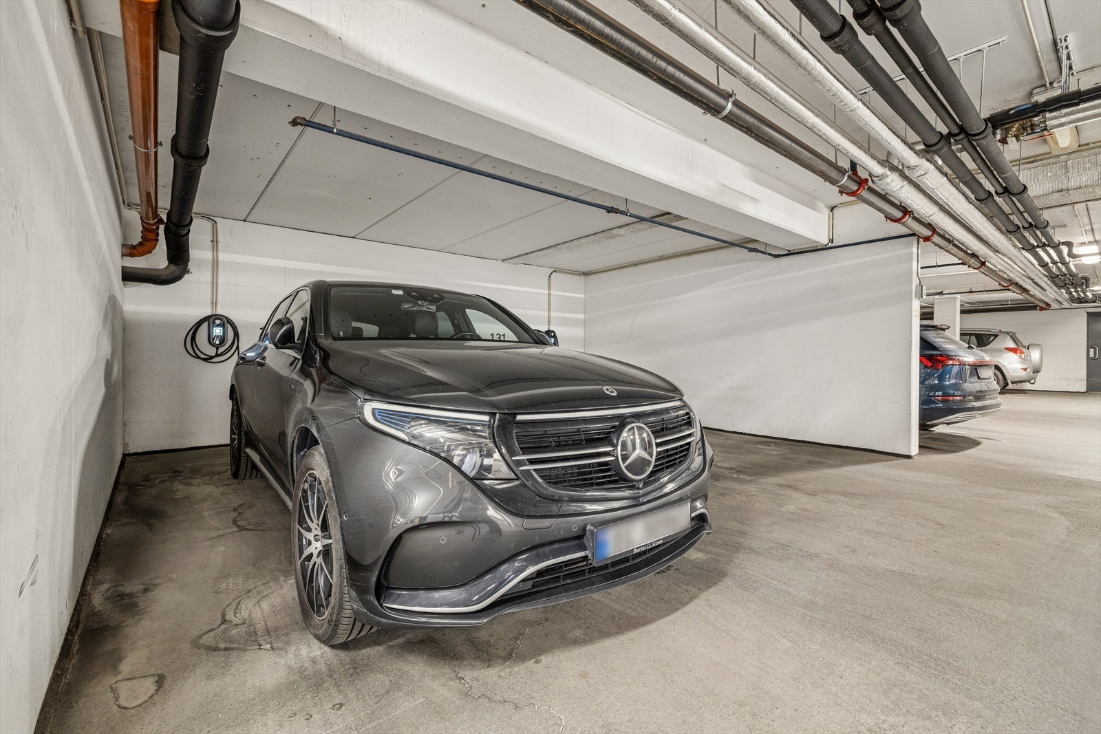 Parkeringsplass i underliggende garasjekjeller med direkte heisadkomst. Galleribilde