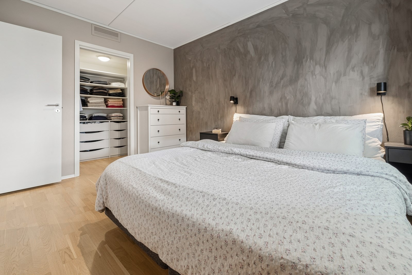 Rommet er tilknyttet en praktisk walk-in med tilhørende garderobe. Galleribilde