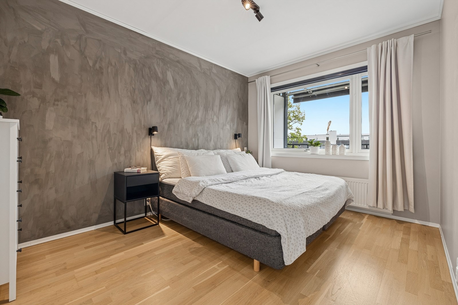 Hovedsoverom med god plass til dobbeltseng. Galleribilde