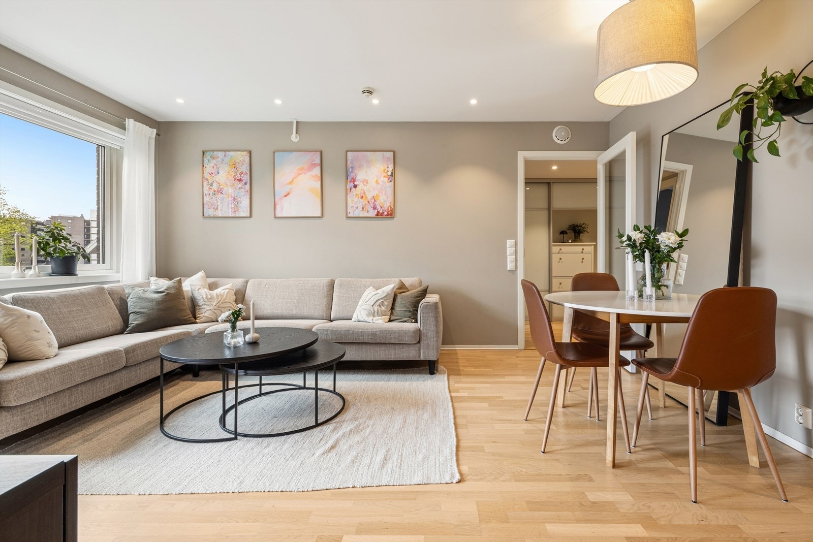 Boligen kombinerer moderne design med funksjonalitet, og er utstyrt med praktiske løsninger som gir et komfortabelt og trivelig bomiljø. Galleribilde