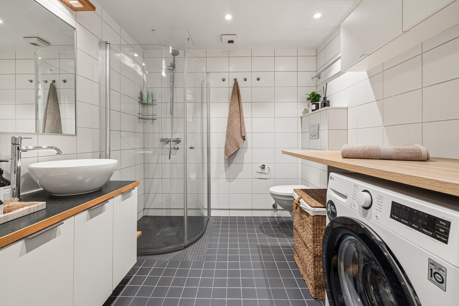 Badet er et prefabrikkert våtromskabin fra byggeåret, med fliser på vegger og gulv. Galleribilde