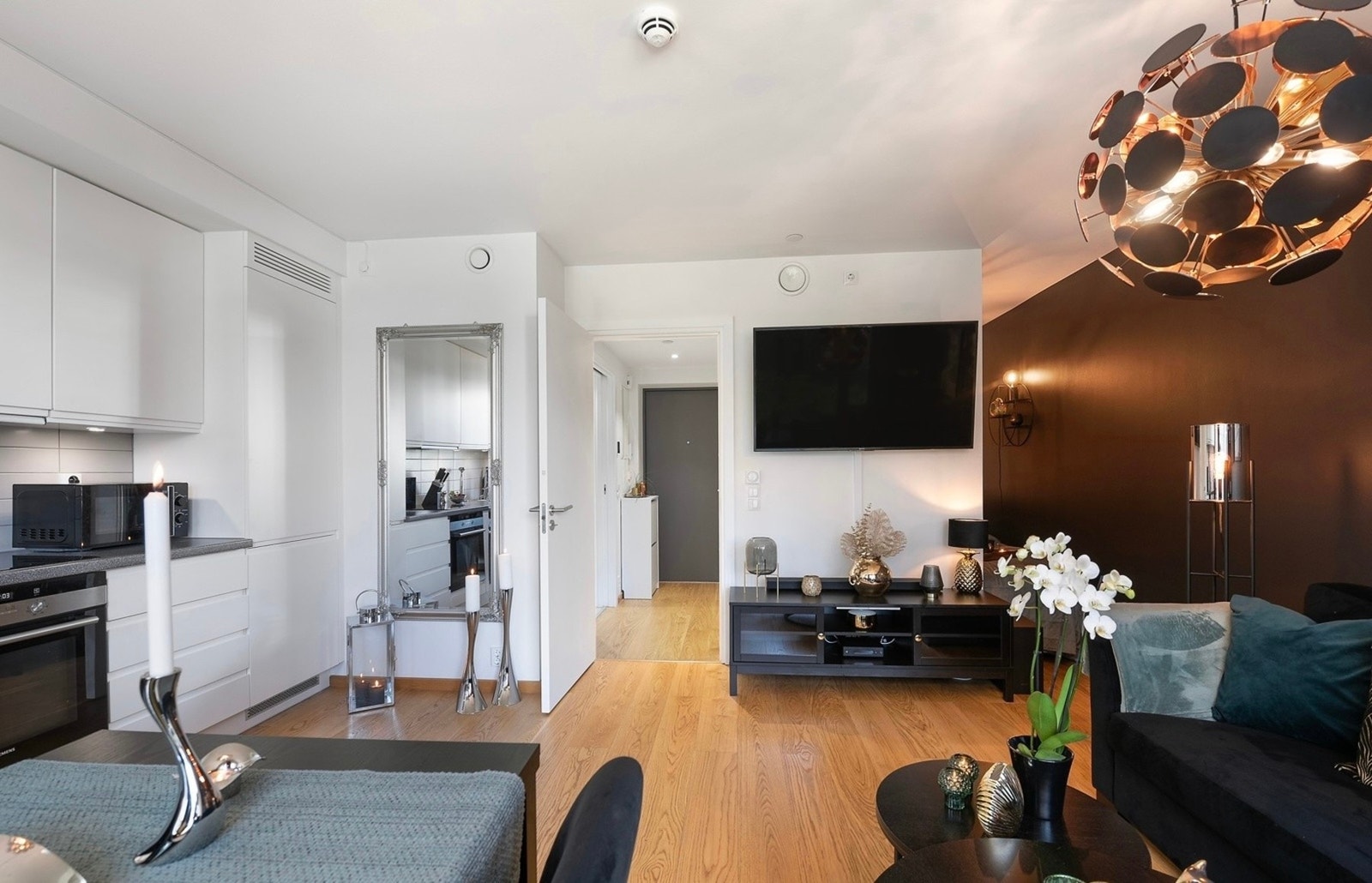 Det er fin plass til både sofagruppe, tv-/mediastasjon og spisebord Galleribilde