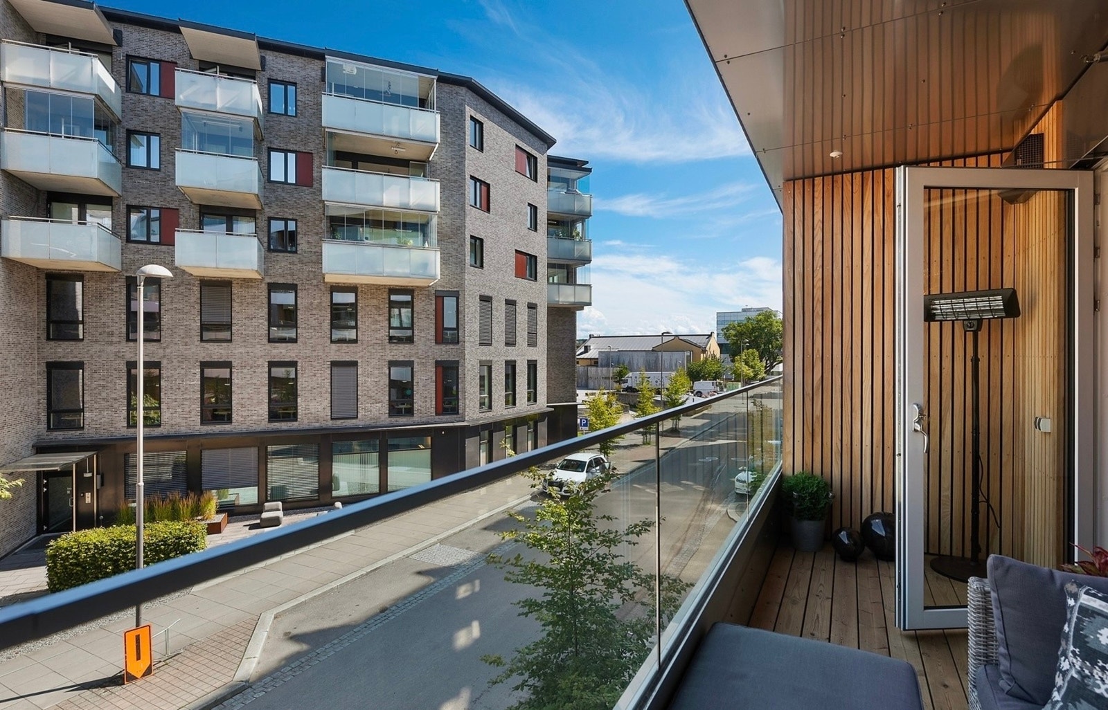 Fra stuen utgang til en overbygd, lun balkong på ca. 7 kvm. Her sørger et overbygg for utvidet brukstid, og balkongen har dekke i tre og rekkverk i aluminium med store glassflater. Galleribilde