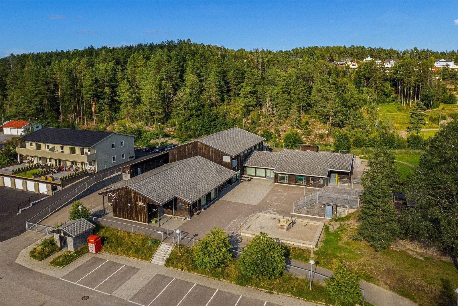 Kodal barnehage ligger vegg i vegg med barneskolen. Her er det 5 avdelinger. Galleribilde