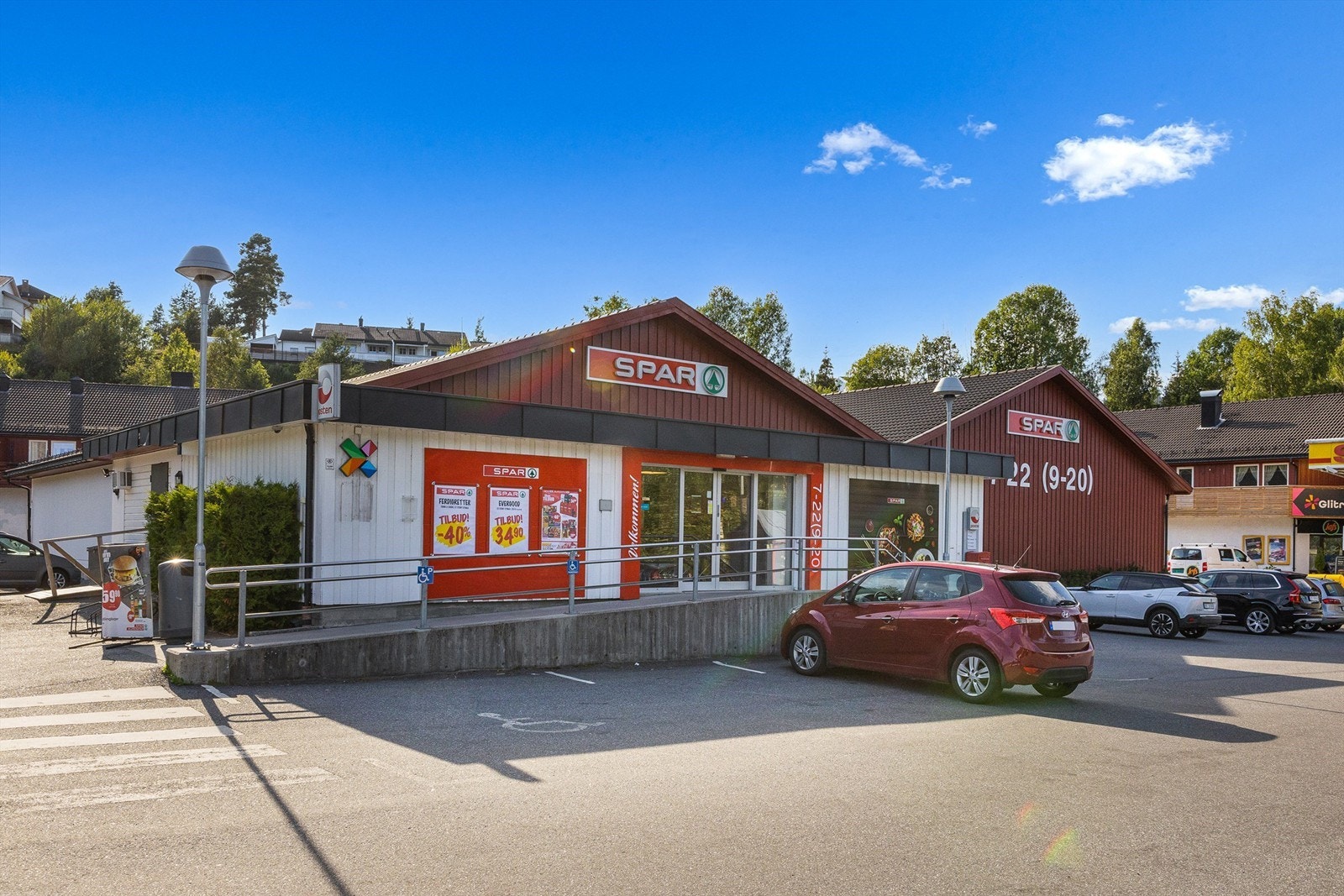 Daglige servicetilbud som dagligvarebutikk og øvrige nødvendigheter finnes i kort avstand fra boligen. Galleribilde