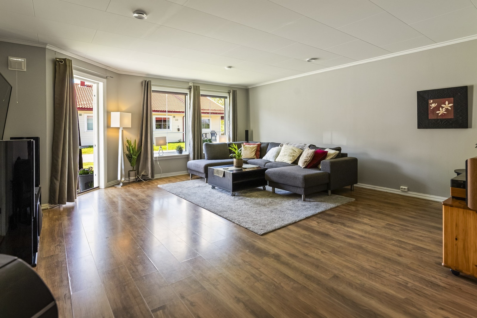 For barnefamilier er dette et ideelt sted å bo, med lekeplass like ved boligen og gode uteområder hvor barna kan leke trygt. Samtidig passer boligen svært godt for eldre eller andre som ønsker en lettvint bolig med alt samlet på ett plan. Galleribilde