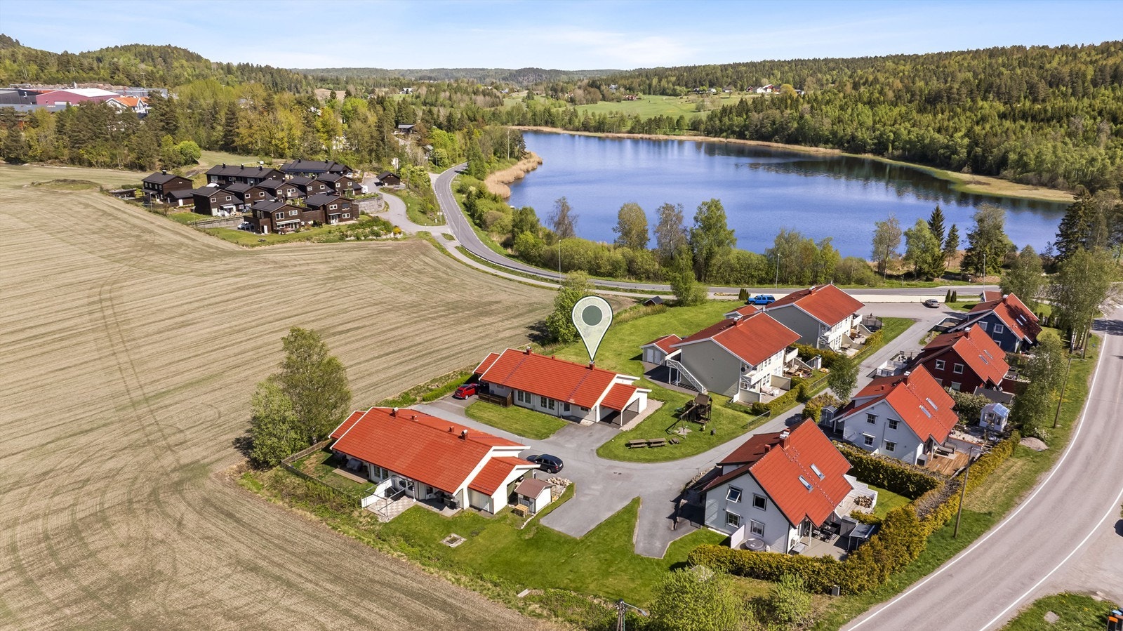 Meget gode parkeringsmuligheter i gårdsplass, samt carport like ved inngangsdøren. Galleribilde