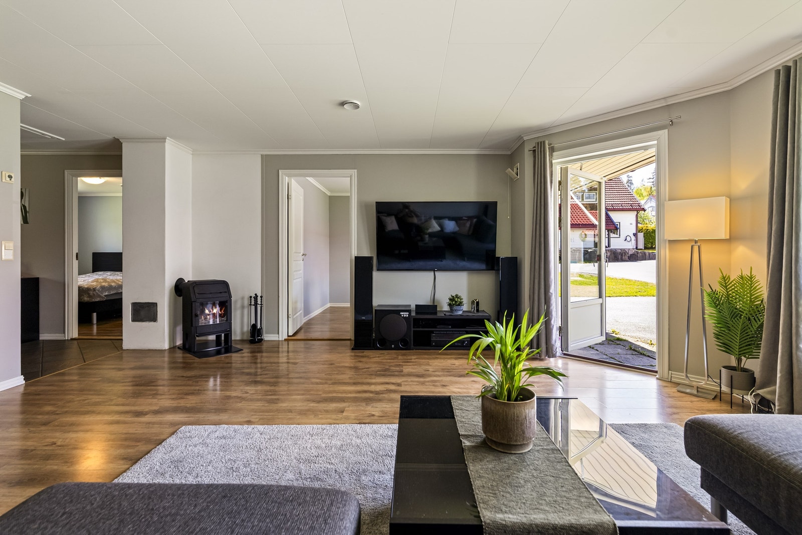 En svært praktisk og lettstelt bolig med alt på én flate, perfekt tilpasset både småbarnsfamilier, voksne og eldre som ønsker en enkel og komfortabel hverdag. Galleribilde