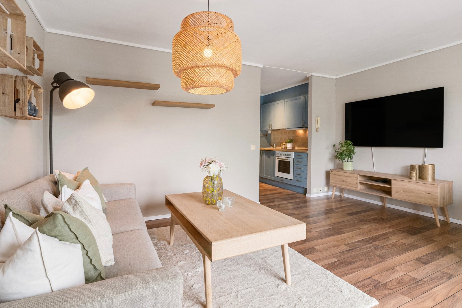 Leiligheten har gjennomgående trestavs parkett og gode vindusflater sørger for naturlig belysning i leiligheten. Galleribilde