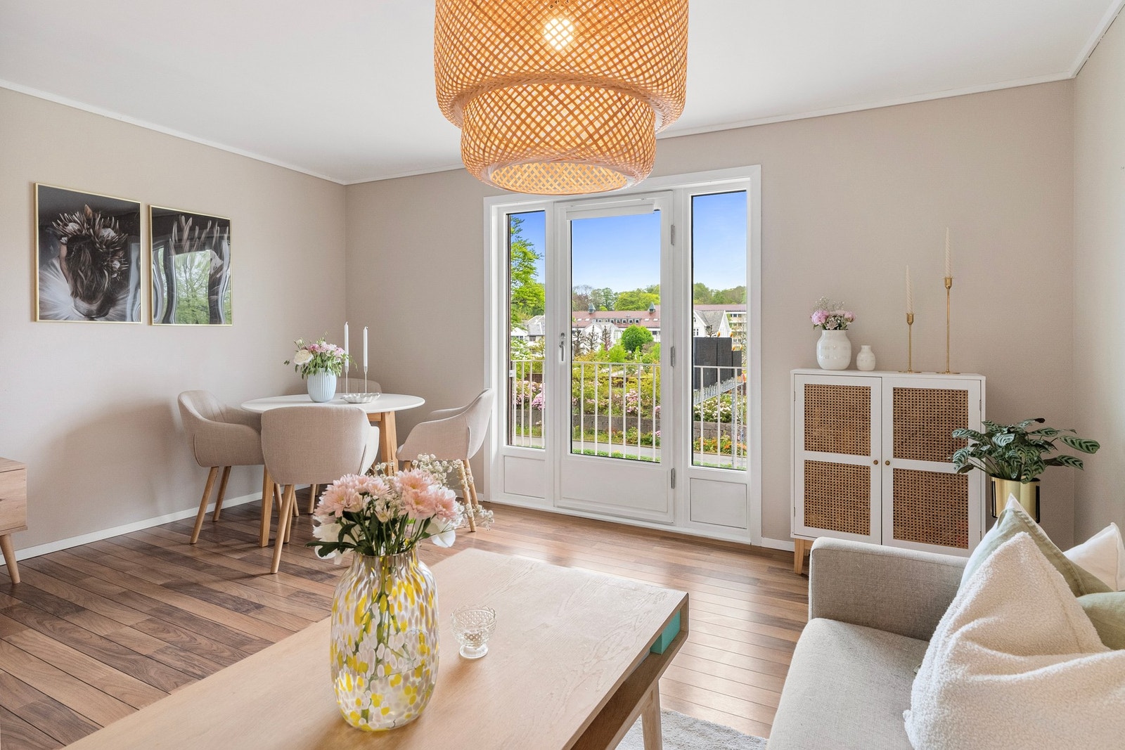 Stuen er innbydende og har god plass til spisebord - videre er det rikelig med plass til en komfortabel sofagruppe, hvor man kan trekke seg tilbake og nyte rolige stunder. Galleribilde