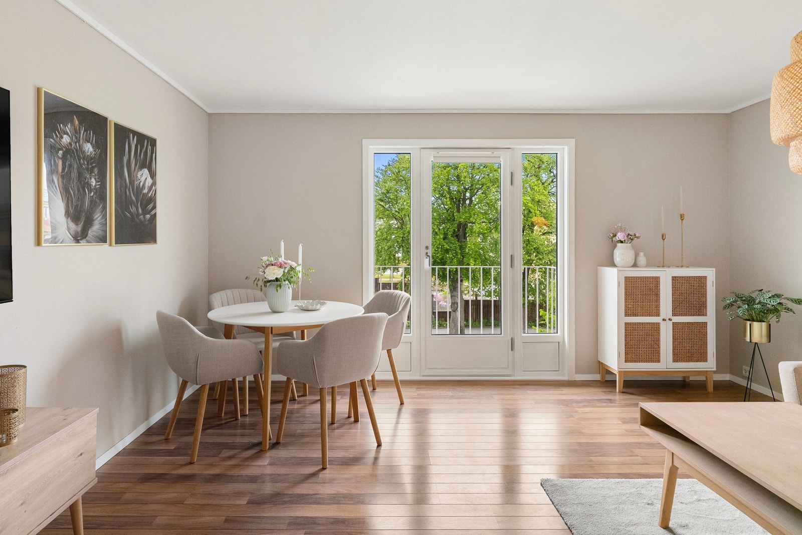 Velkommen til Madlaveien 24 - perfekt for deg som ønsker nærhet til byliv kombinert med grønne omgivelser. Galleribilde