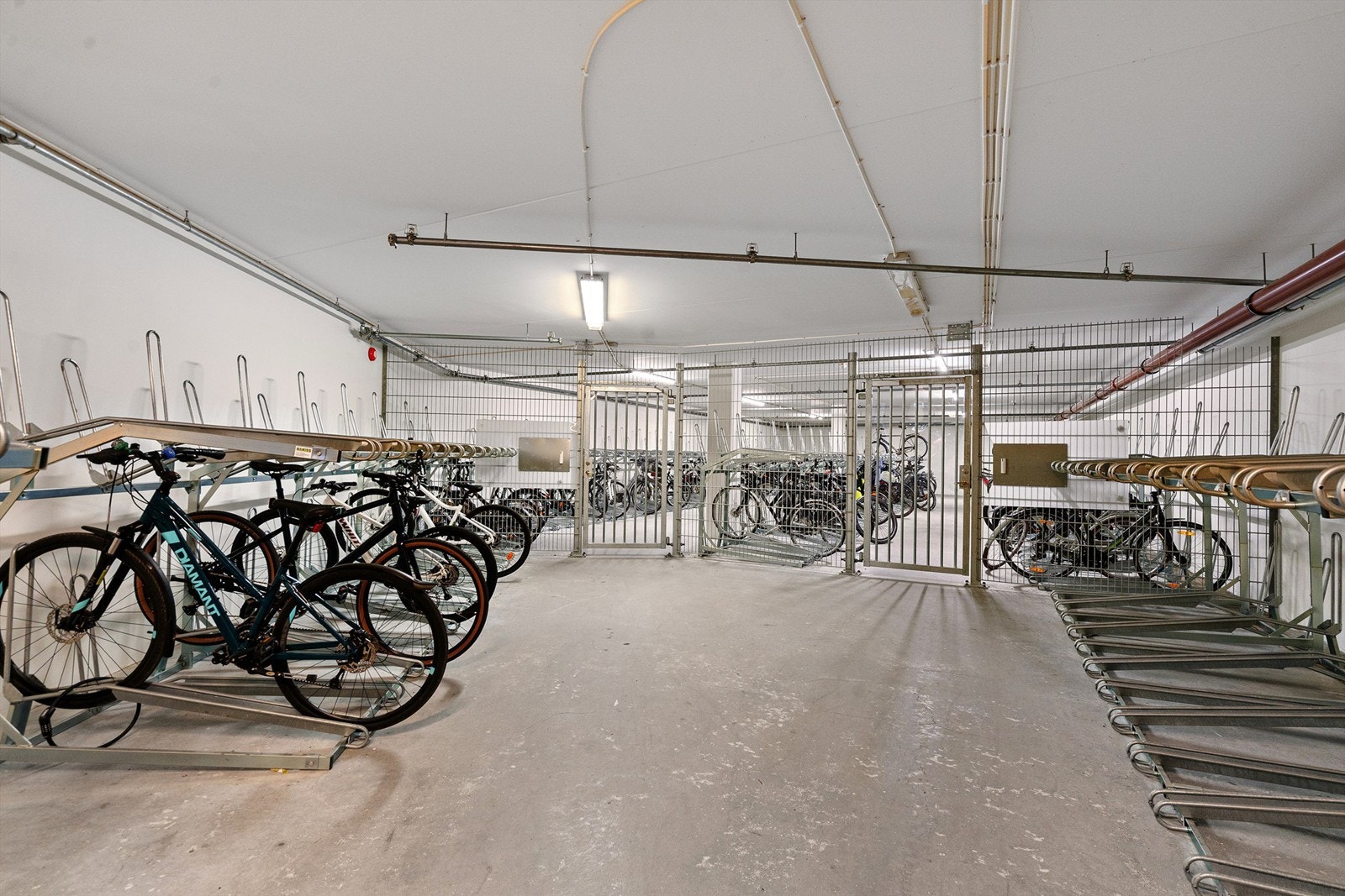Sameiet har felles sykkelparkering i garasjeanlegget. Galleribilde