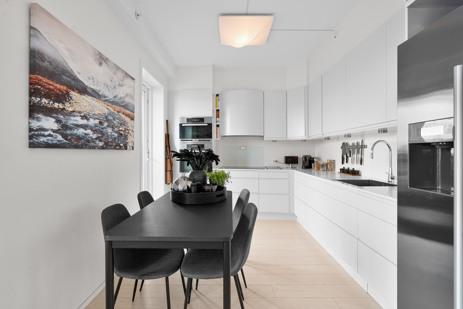 Et velutstyrt og lekkert kjøkken fra HTH. Foto: Hanne Tolleshaug Galleribilde