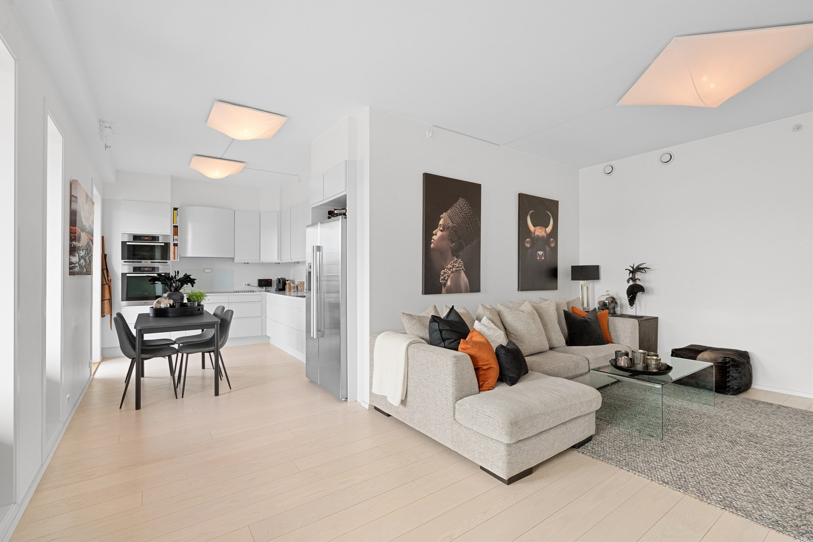 Takhøyden er stor. Himlingen har malt betong med listefri overgang mot vegg, som gir et rent og moderne uttrykk. Galleribilde