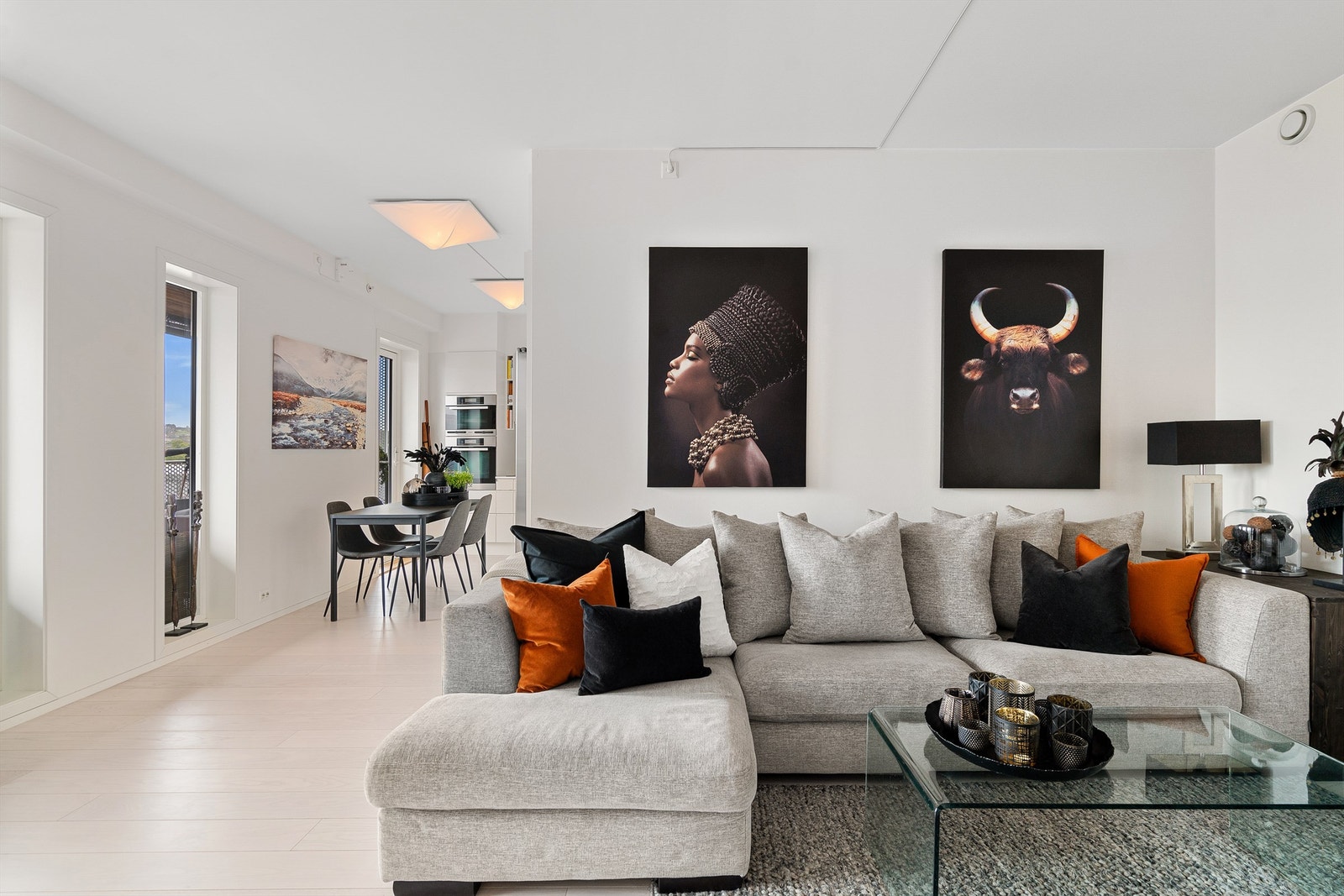 Stue og kjøkken i åpen løsning gir en sosial og luftig atmosfære, med god plass til både sofagruppe og spisebord. Galleribilde