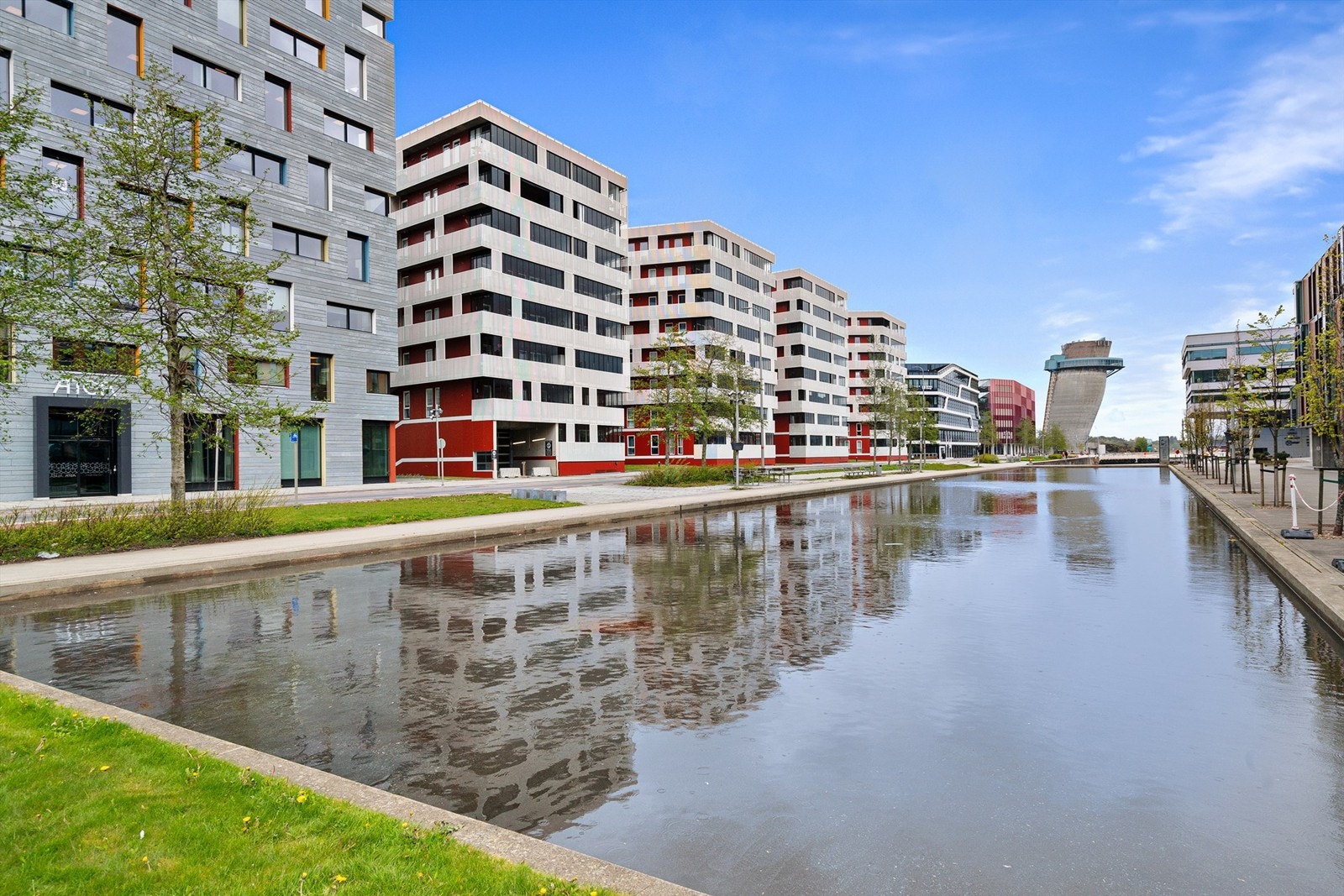 Leiligheten ligger i et levende område ved sjøen i Jåttåvågen, et fremvoksende business district med mange servicetilbud. Galleribilde