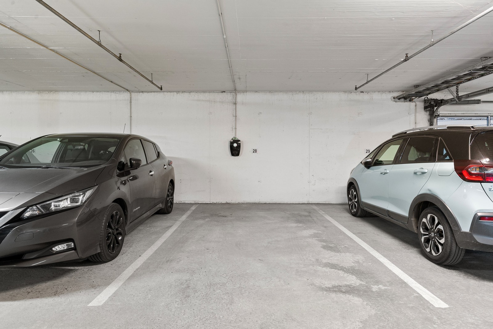 Det medfølger en romslig parkeringsplass med elbillader i lukket garasjeanlegg. Her er ingen betongsøyler i veien. Galleribilde